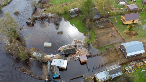 Затопленные дворовые территории и постройки в поселке Вилга Прионежского района из-за паводкового разлива реки Вилга в Карелии