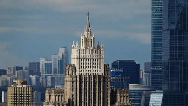Вид на высотное здание Министерства иностранных дел РФ