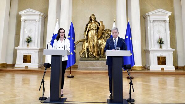 Премьер-министр и президент Финляндии Санна Марин и Саули Ниинисте проводят пресс-конференцию, чтобы объявить о подаче Финляндией заявки на членство в НАТО 