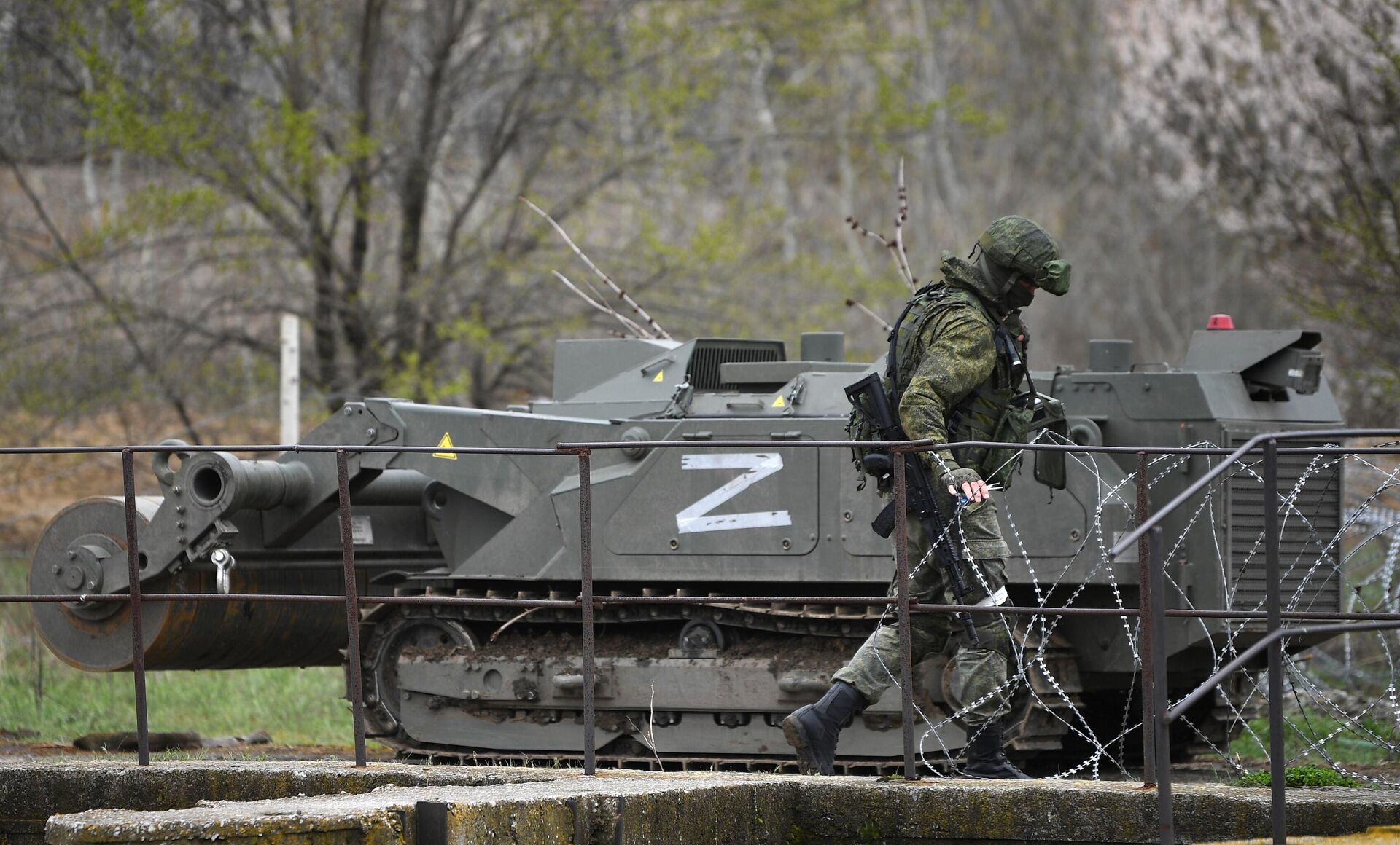 Робототехнический комплекс разминирования Уран-6 для разминирования на территории теплоэлектростанции в Счастье в ЛНР Робототехнический комплекс разминирования Уран-6 для разминирования на территории теплоэлектростанции в Счастье в ЛНР - РИА Новости, 1920, 22.09.2025