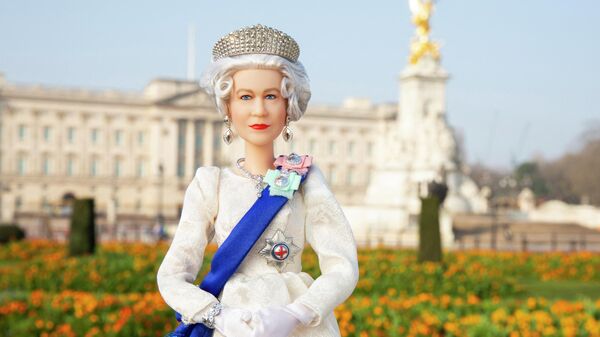 Кукла Барби с лицом королевы Елизаветы II