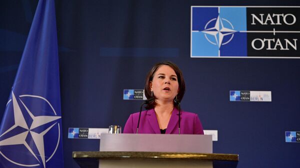 Глава МИД ФРГ Анналена Бербок во время пресс-конференции по итогам неформальной встречи министров иностранных дел стран НАТО в Берлине