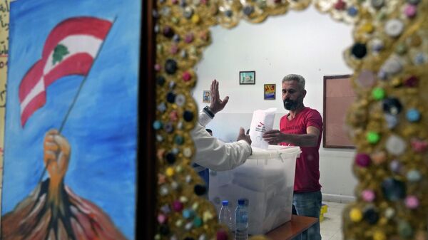 Мужчина голосует во время парламентских выборов в Ливане на избирательном участке в Триполи