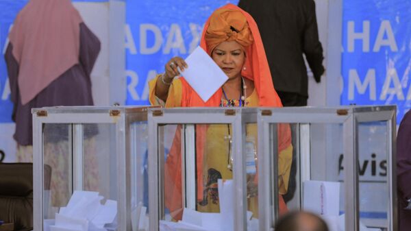 Члены парламента Сомали голосуют во время президентских выборов, проходящих в аэропорту Могадишо