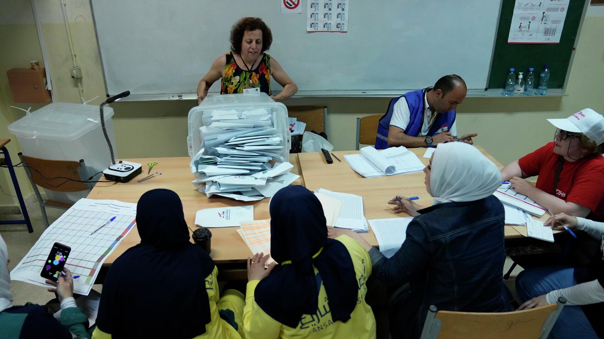 Подсчет голосов во время парламентских выборов в Ливане на избирательном участке в Бейруте - РИА Новости, 1920, 15.05.2022