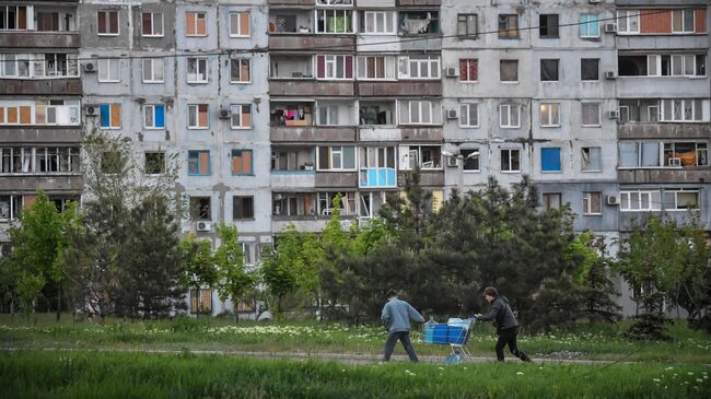 Люди во дворе дома