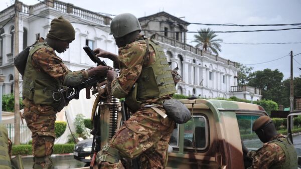 Солдаты армии Мали у президентского дворца в Бамако
