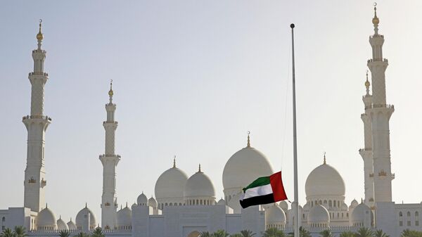 Приспущенный флаг у мечети шейха Зайда в Абу-Даби в знак траура в связи со смертью президента ОАЭ Халифы бен Зейда Аль Нахайяна