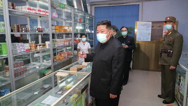 Лидер Северной Кореи Ким Чен Ын инспектирует аптеку в Пхеньяне