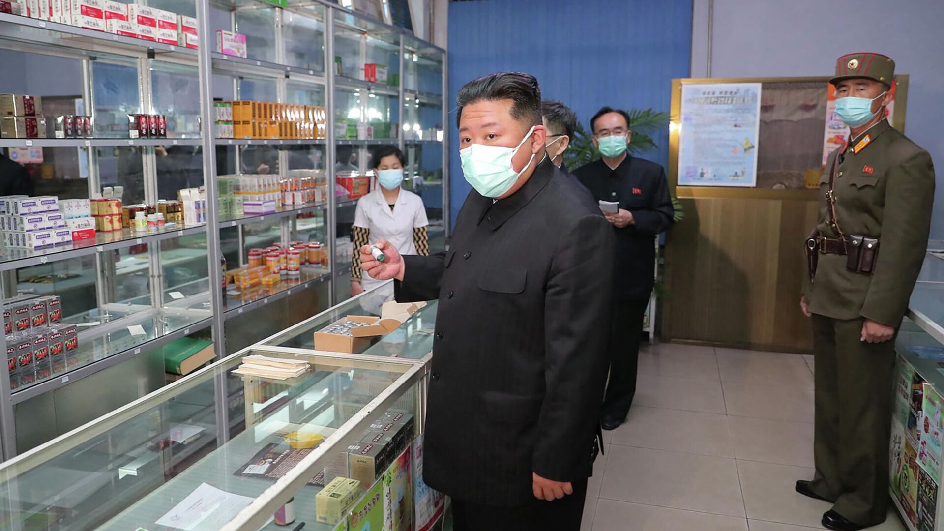 Лидер Северной Кореи Ким Чен Ын инспектирует аптеку в Пхеньяне - РИА Новости, 1920, 16.05.2022