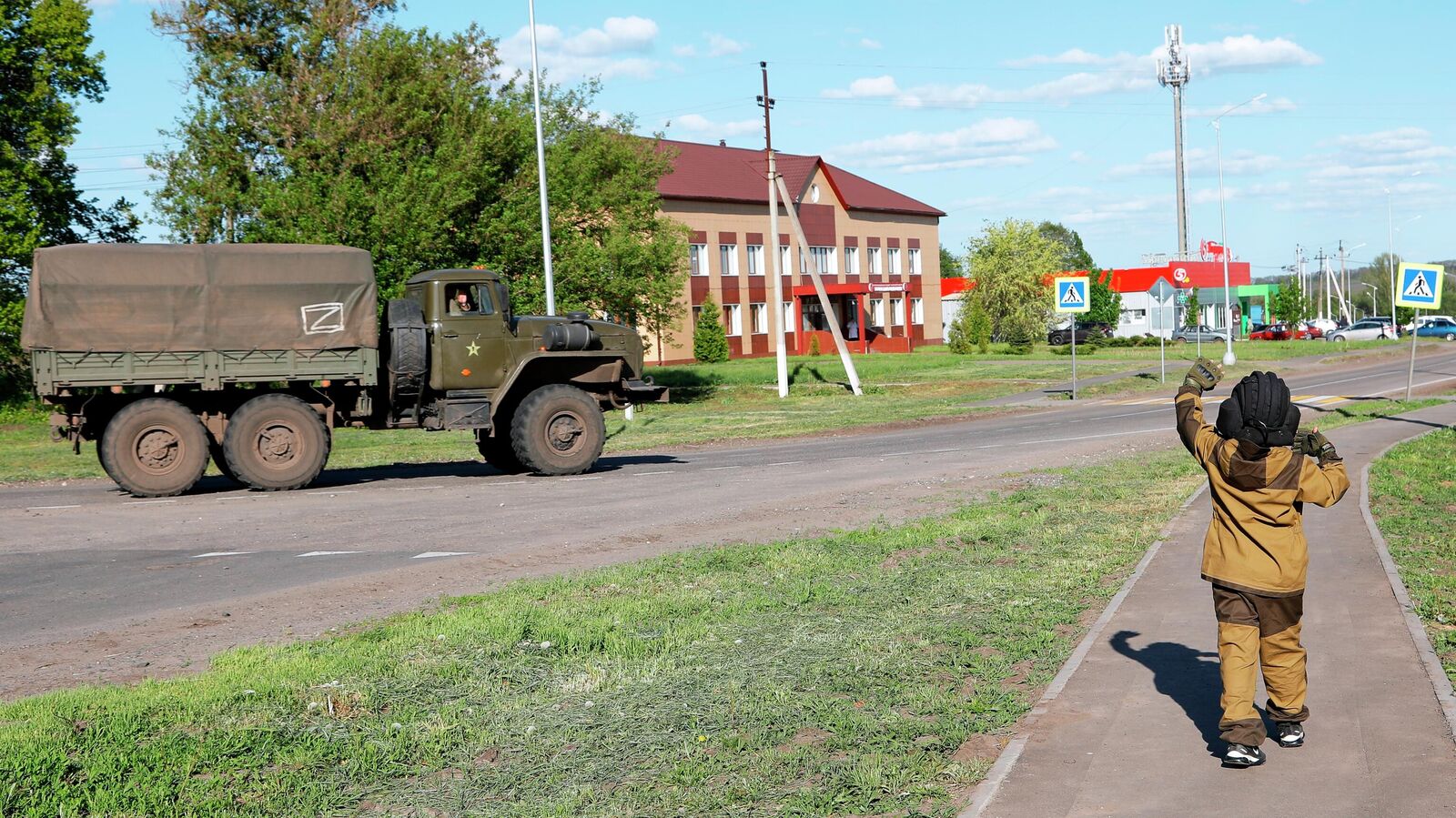 Мальчику Алеше, встречающему солдат в Белгородской области, подарили погоны  - РИА Новости, 18.05.2022