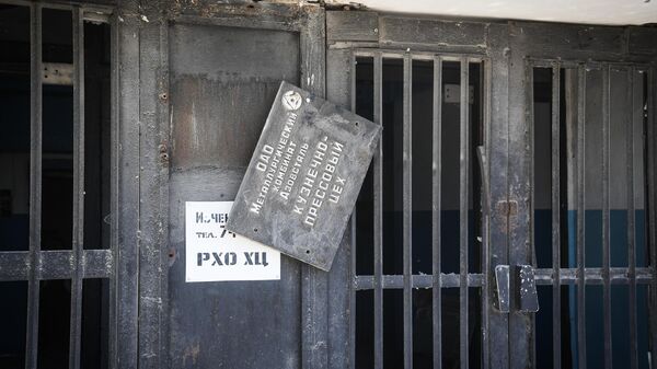 Табличка у входа на кузнечно-прессовый цех на территории металлургического комбината Азовсталь в Мариуполе