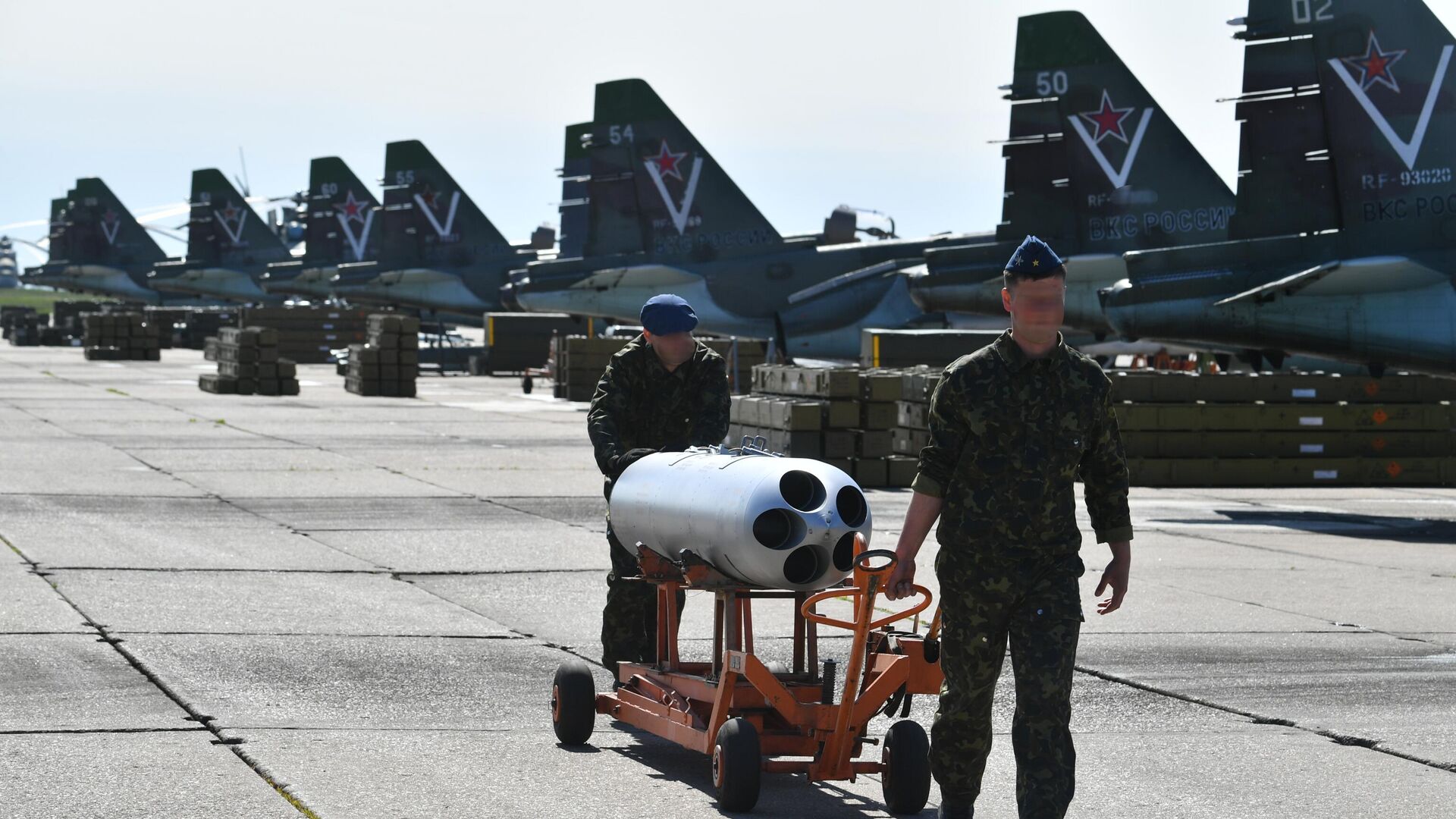 Механики производят загрузку боеприпасов в самолет Су-25 Грач - РИА Новости, 1920, 17.05.2022