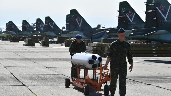 Механики производят загрузку боеприпасов в самолет Су-25 Грач