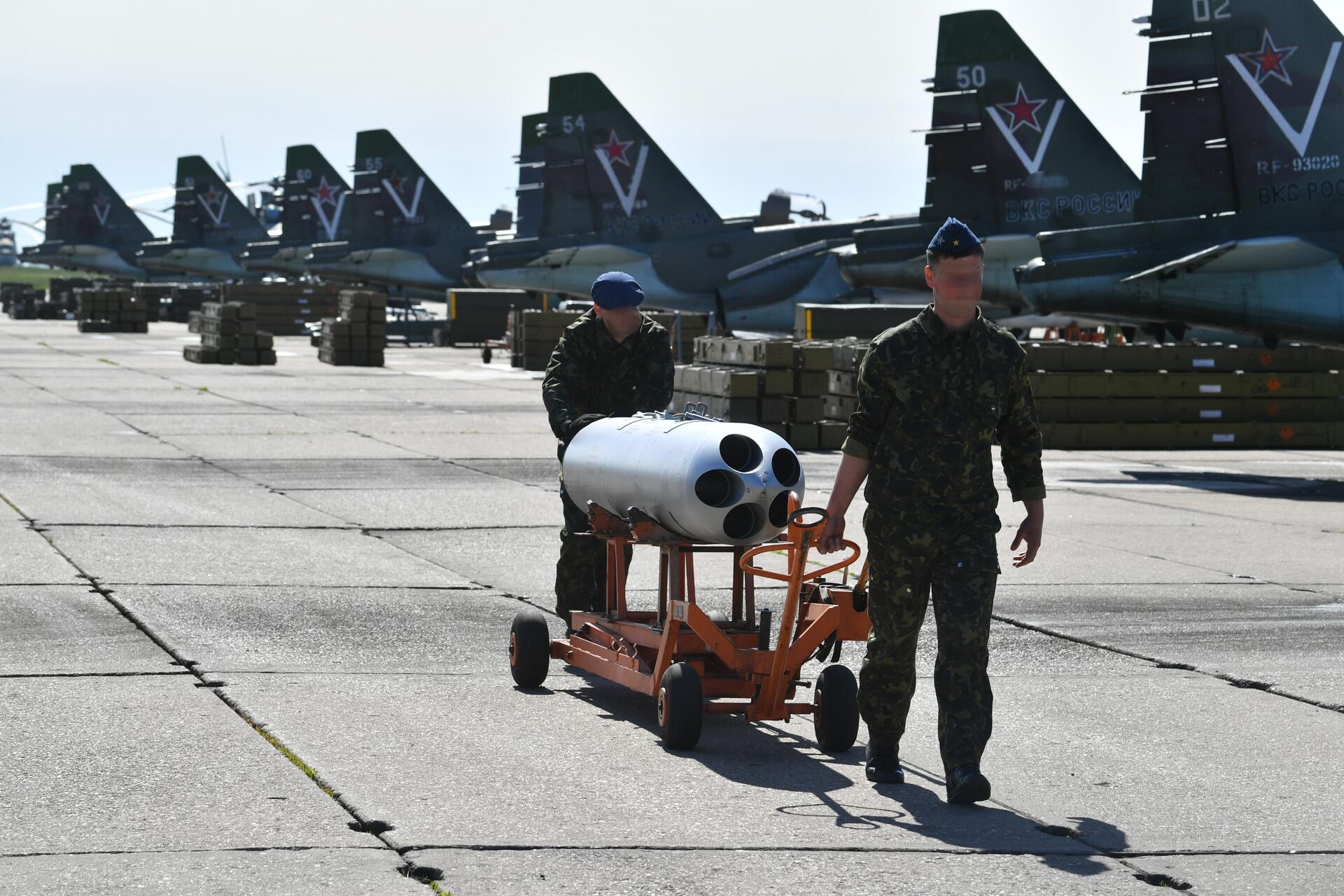 Механики производят загрузку боеприпасов в самолет Су-25 Грач - РИА Новости, 1920, 24.10.2024