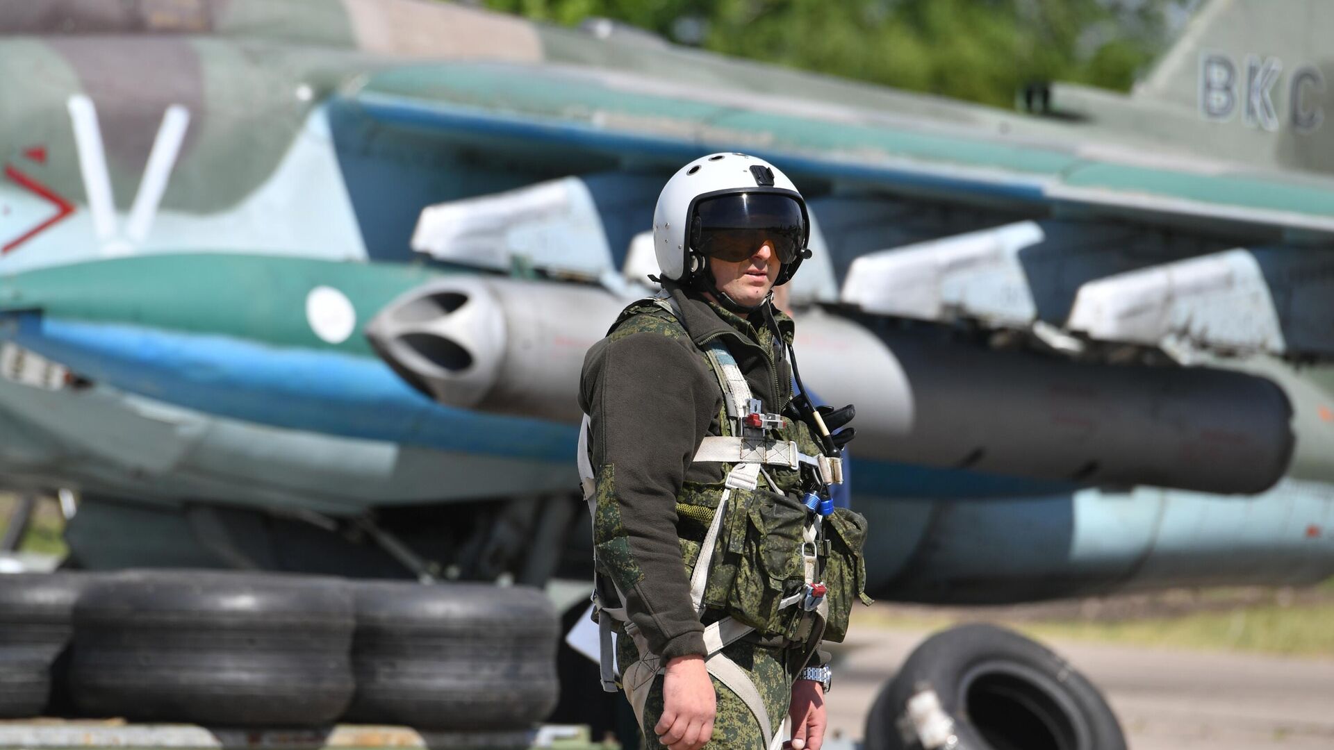 Летчик возле самолета Су-25, задействованного в специальной военной операции. - РИА Новости, 1920, 09.07.2022