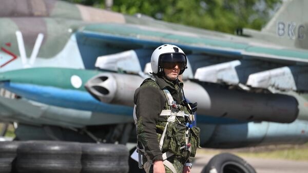 Летчик возле самолета Су-25 Грач