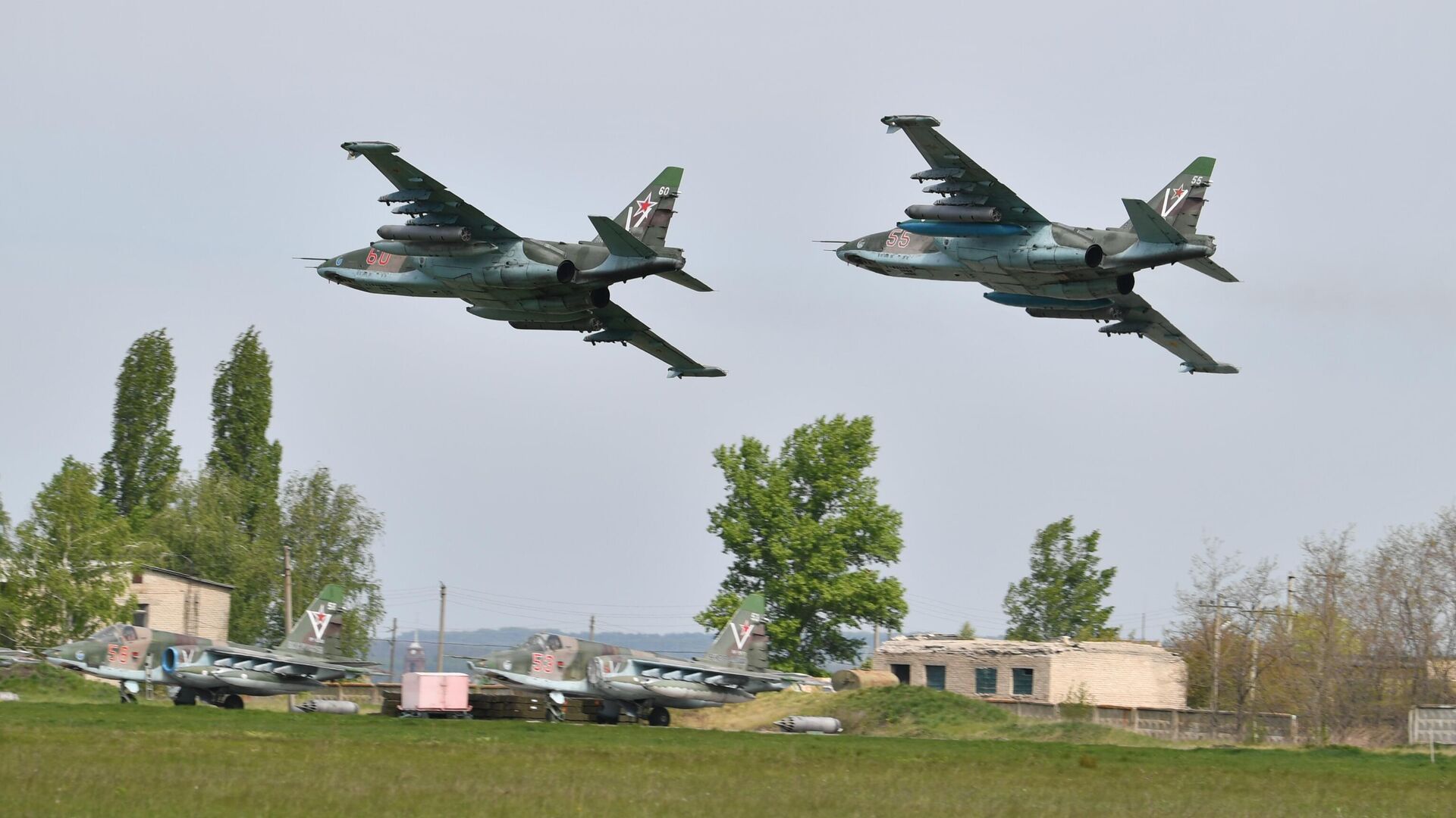 Самолеты Су-25 Грач, задействованные в специальной военной операции на Украине, над полевым аэродромом - РИА Новости, 1920, 22.05.2022