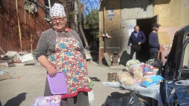 Лариса показывает аптечку