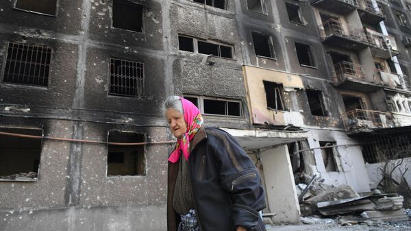 Пожилая женщина у разрушенного дома в Левобережном районе Мариуполя