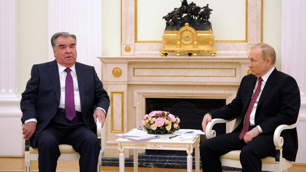 Президент РФ Владимир Путин и президент Таджикистана Эмомали Рахмон во время встречи на полях саммита лидеров государств - членов ОДКБ. 16 мая 2022