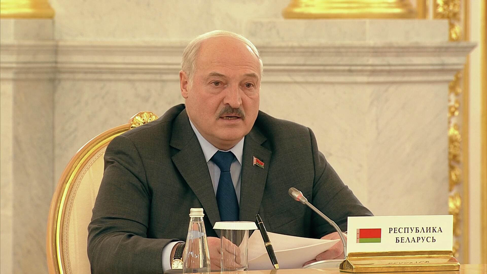 Лукашенко: Россия не должна в одиночку бороться с расширением НАТО - РИА Новости, 1920, 16.05.2022