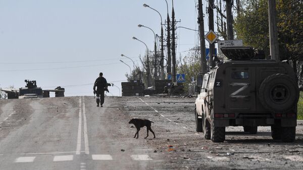 Военнослужащий НМ ДНР на одной из улиц Мариуполя перед началом эвакуации мирных жителей с территории металлургического комбината Азовсталь
