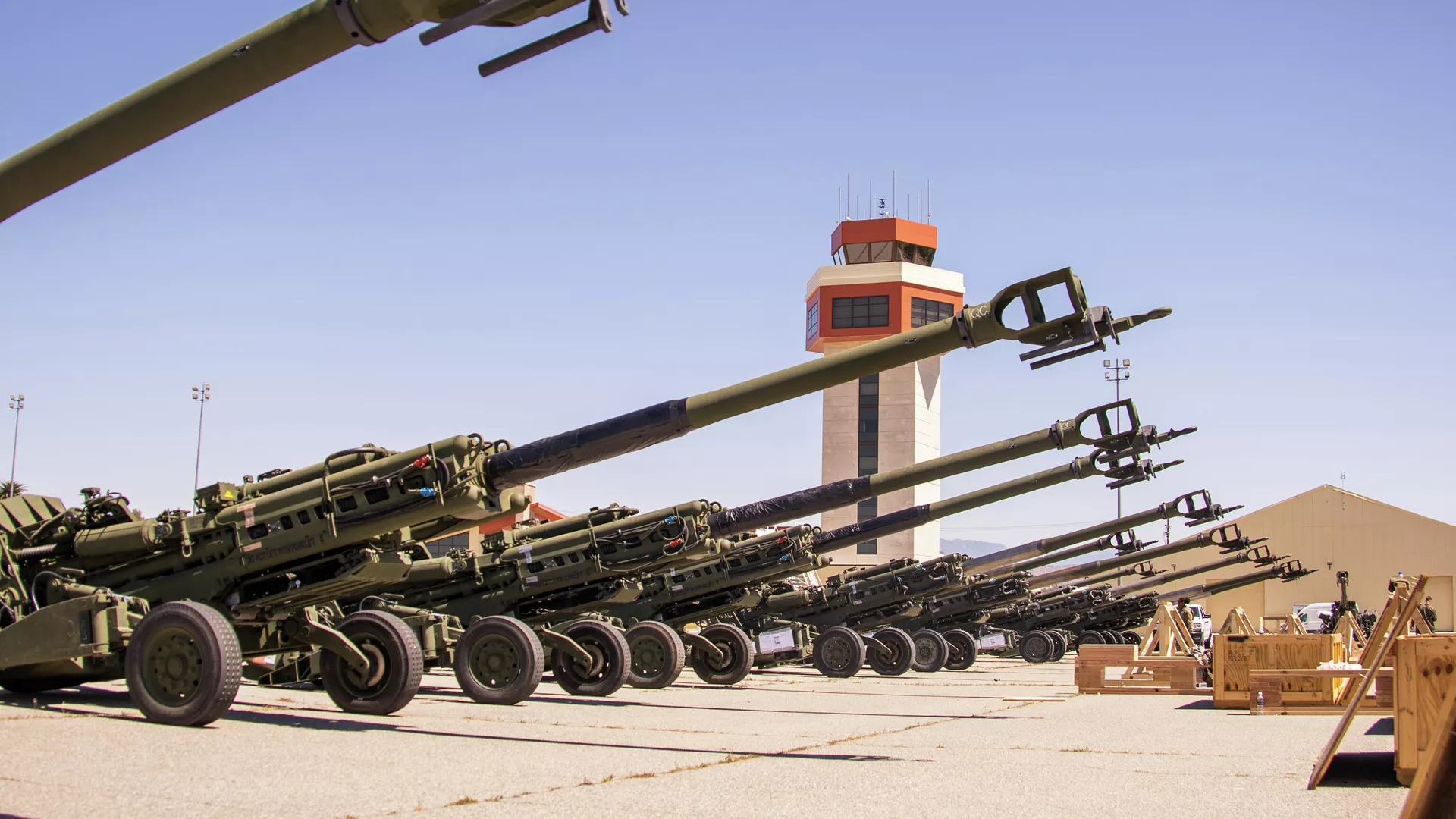 155-мм гаубицы M777 перед погрузкой на самолет для отправки на Украину на авиабазе Марч ВВС США в Калифорнии - РИА Новости, 1920, 11.06.2022