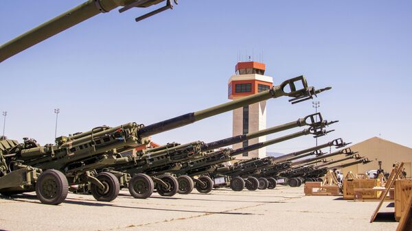 155-мм гаубицы M777 перед погрузкой на самолет для отправки на Украину на авиабазе Марч ВВС США в Калифорнии