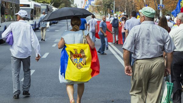 Женщина с флагом Молдавии в Кишиневе