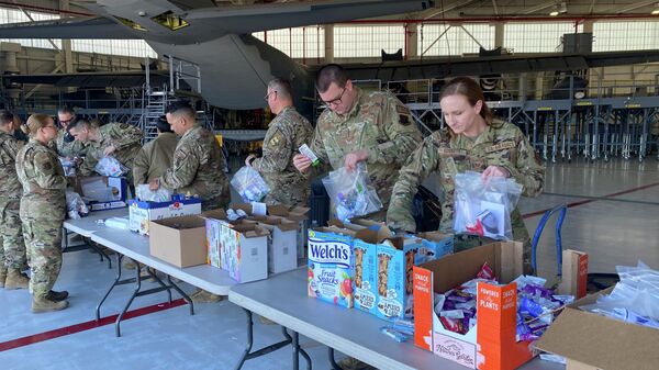 Американские военнослужащие собирают гуманитарную помощь для отправки украинским беженцам на авиабазе Моффетт