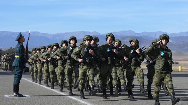 Российские миротворцы защищают мирное население в Карабахе, заявил Путин