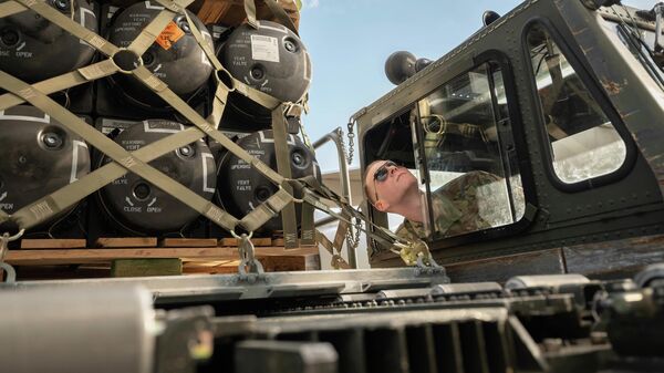 Погрузка бронежилетов и шлемов для Украины на базе ВВС США Дувр