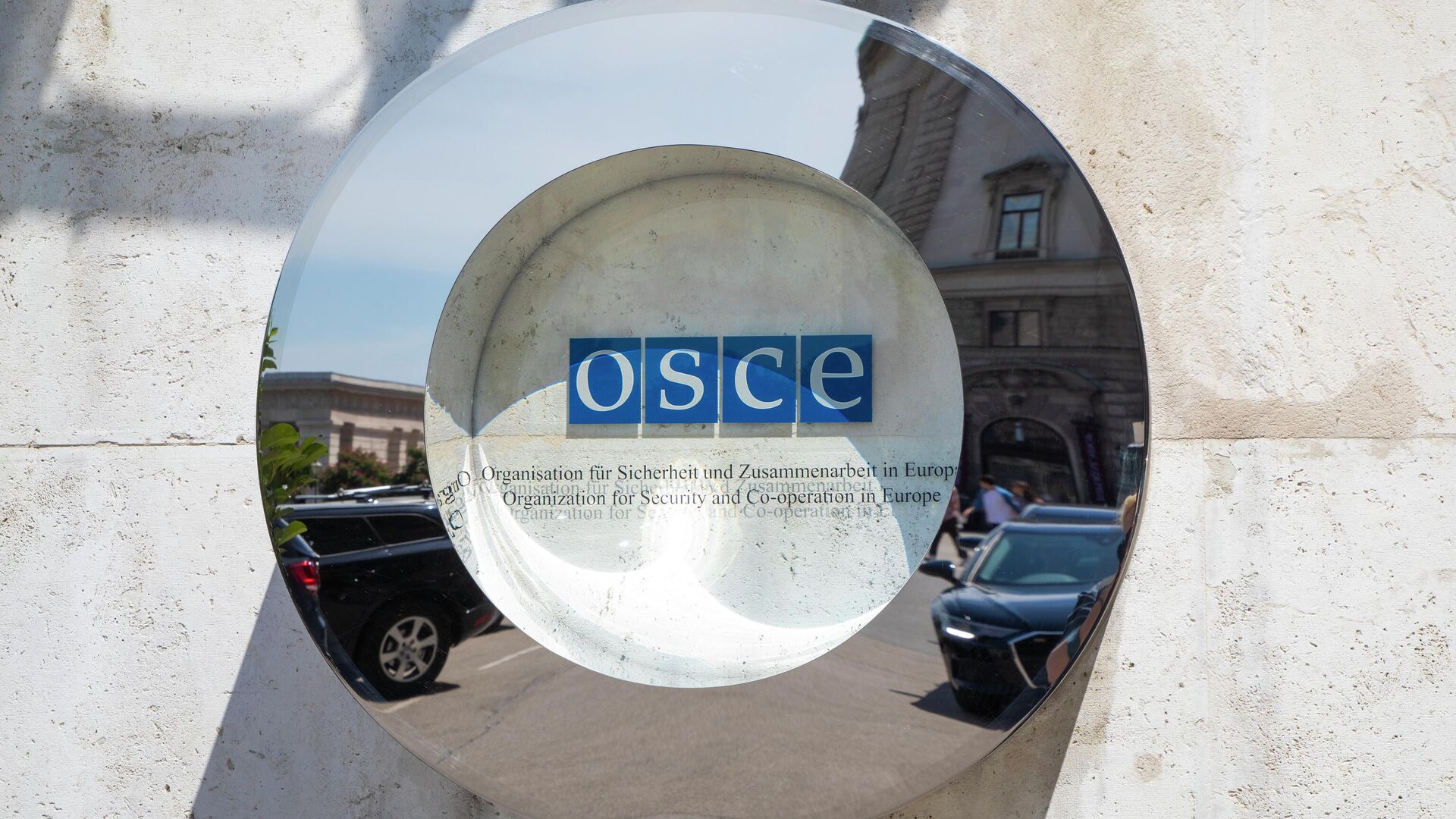 Логотип ОБСЕ на здании в Вене, где проходит заседание постоянного совета Организации по безопасности и сотрудничеству в Европе - РИА Новости, 1920, 22.06.2022