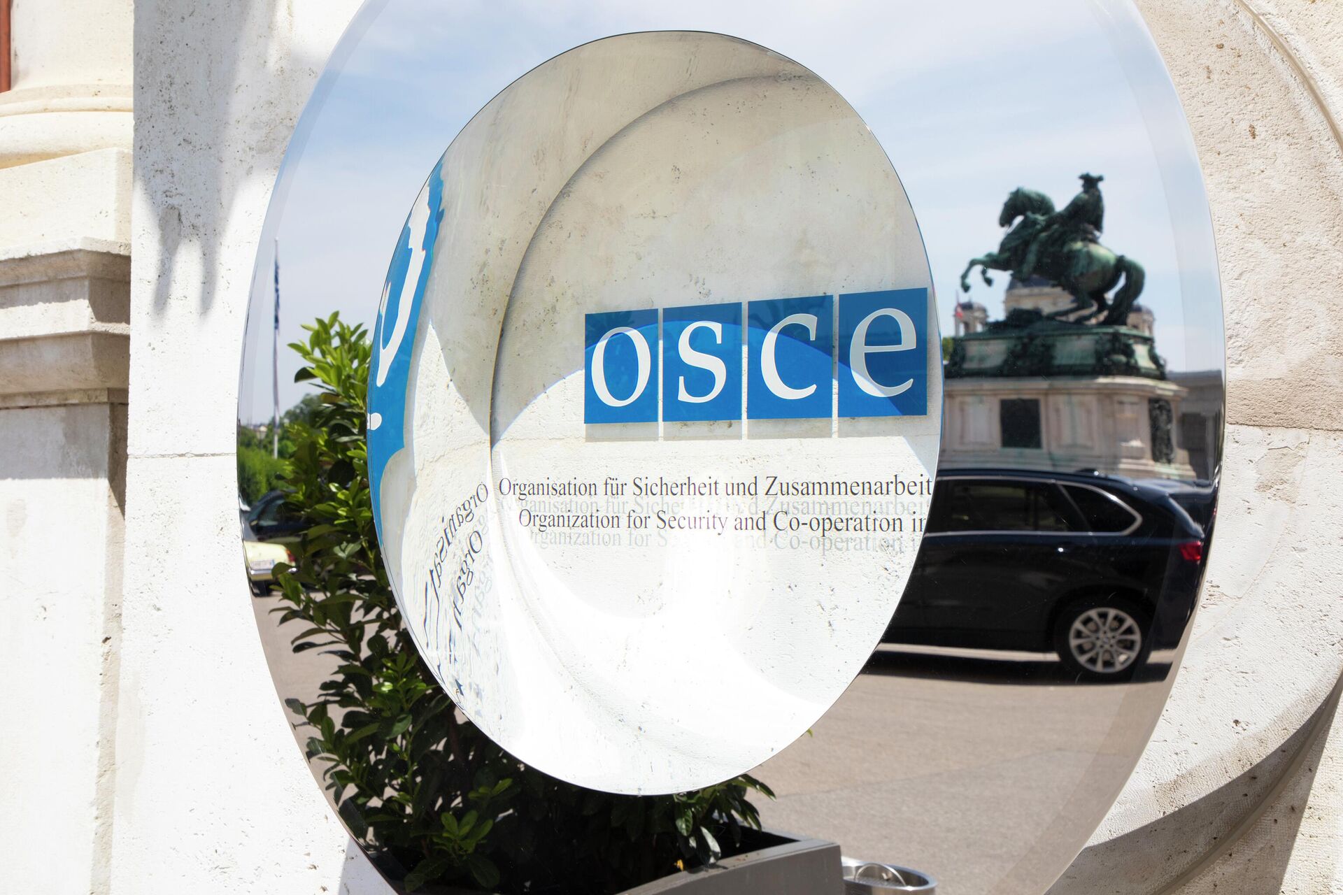 Логотип ОБСЕ на здании в Вене, где проходит заседание постоянного совета Организации по безопасности и сотрудничеству в Европе - РИА Новости, 1920, 01.06.2023