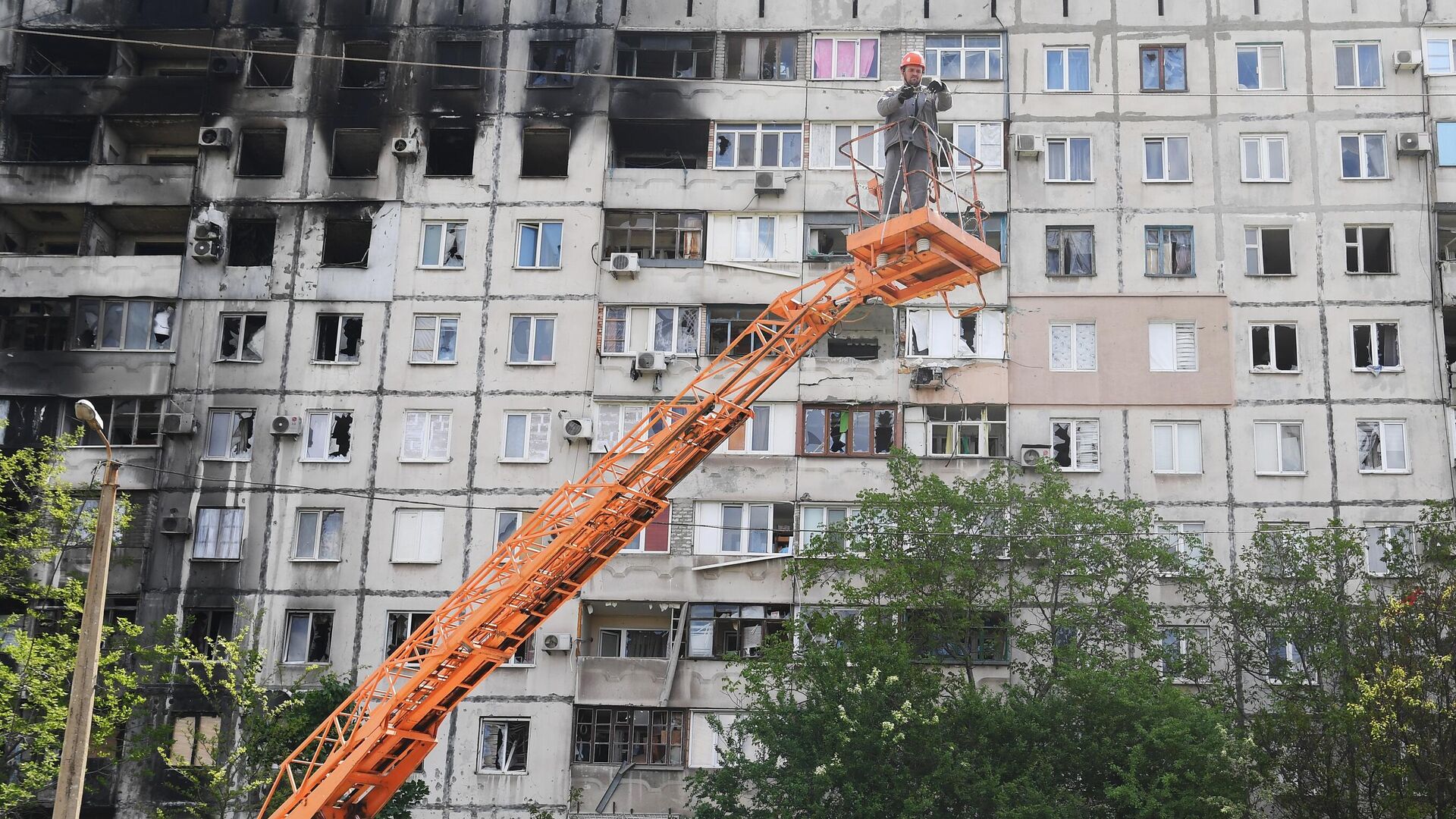 Энергетики восстанавливают электроснабжение на одной из улиц в Мариуполе - РИА Новости, 1920, 19.05.2022