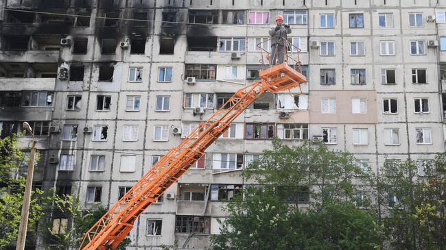 Энергетики восстанавливают электроснабжение на одной из улиц в Мариуполе