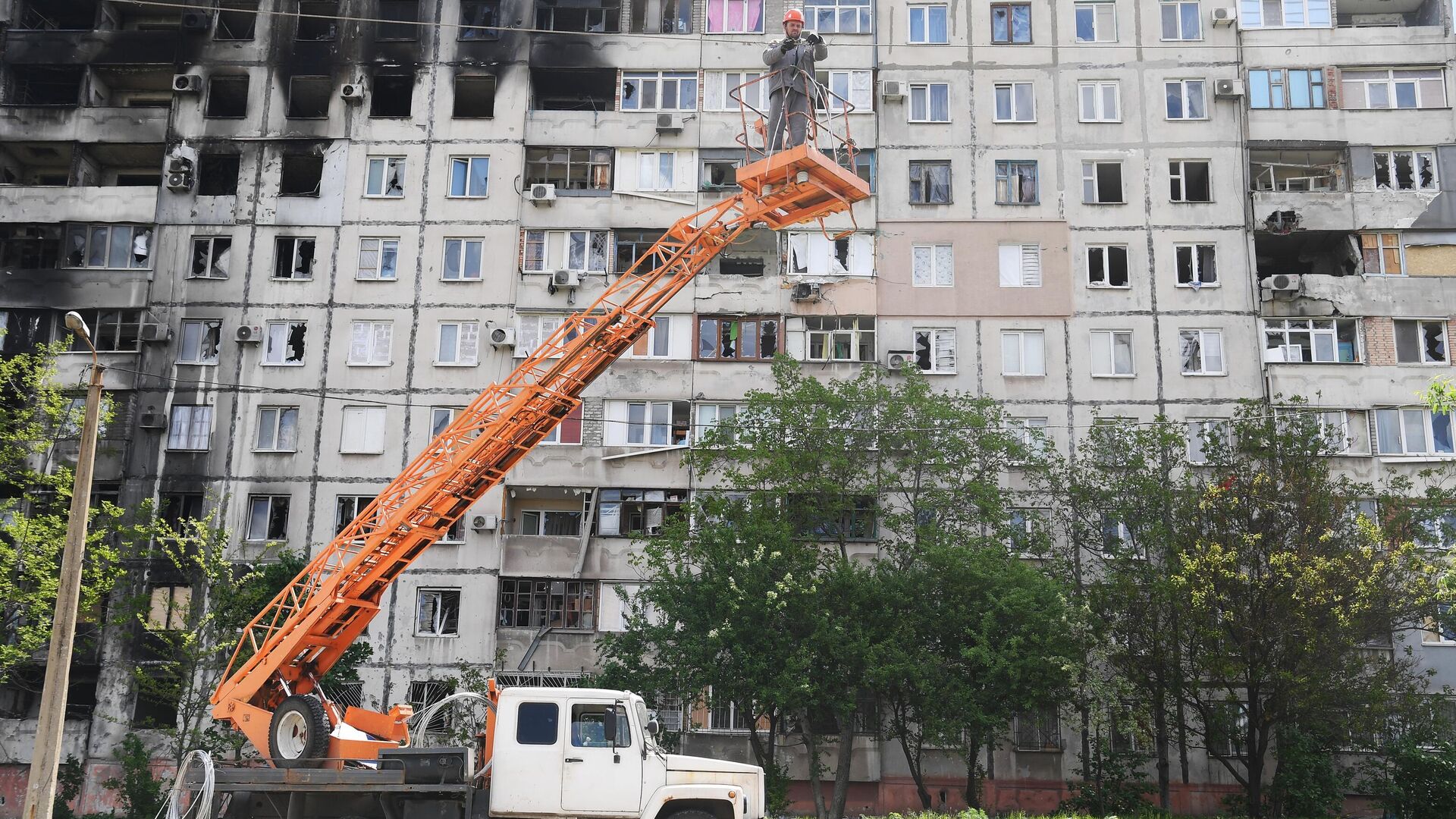 Энергетики восстанавливают электроснабжение на одной из улиц в Мариуполе - РИА Новости, 1920, 19.05.2022