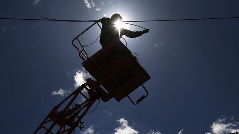 Энергетик восстанавливает электроснабжение на одной из улиц в Мариуполе