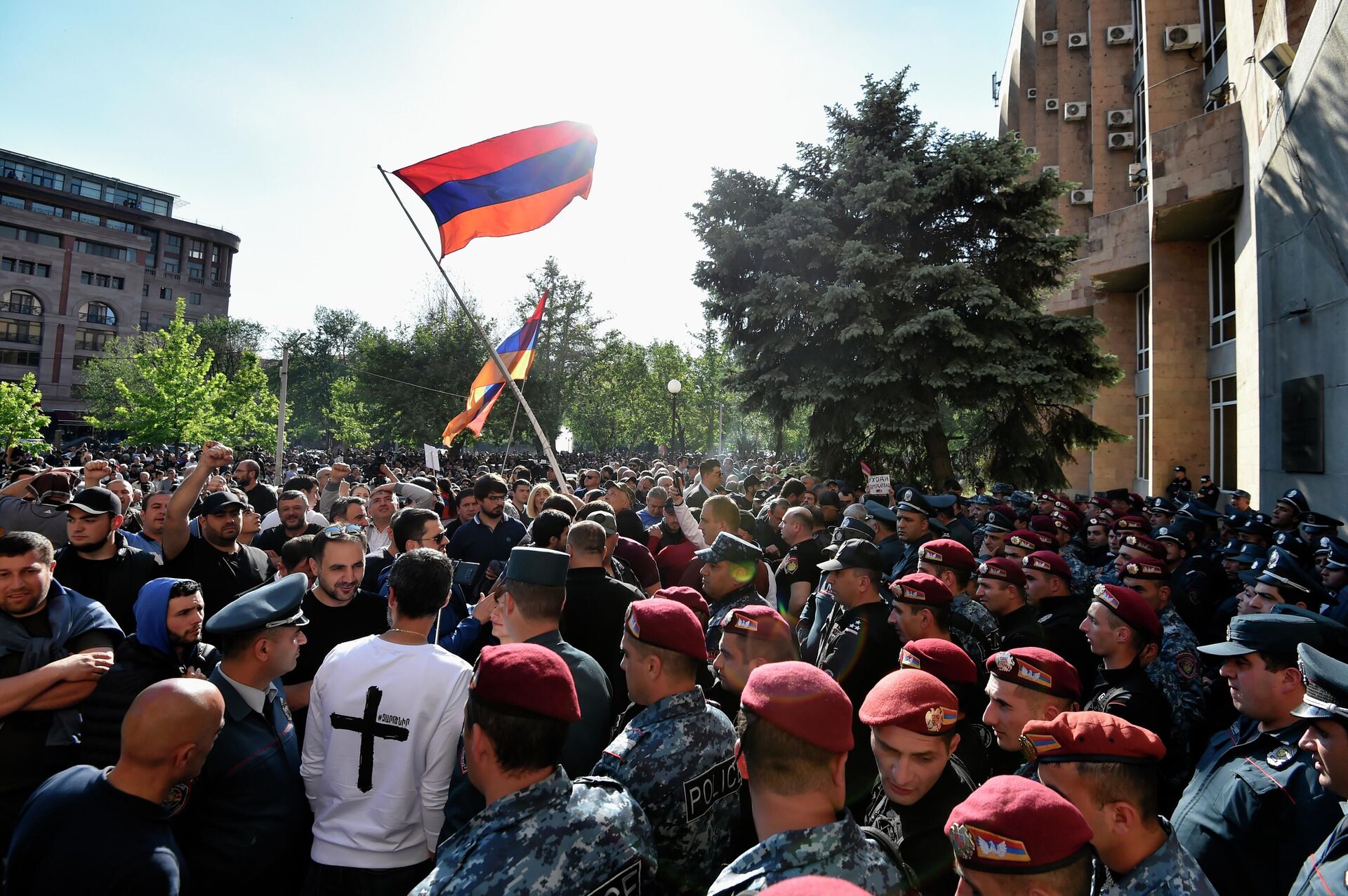 Сотрудники полиции и участники шествия сторонников армянской оппозиции в Ереване - РИА Новости, 1920, 24.05.2022