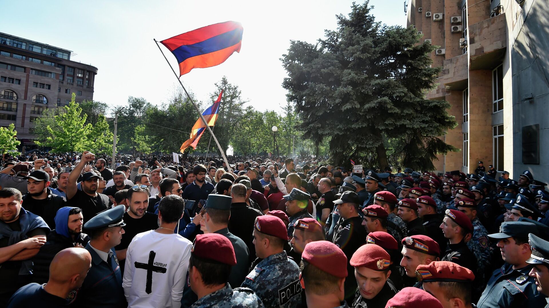 Сотрудники полиции и участники шествия сторонников армянской оппозиции в Ереване - РИА Новости, 1920, 17.05.2022