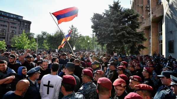 Сотрудники полиции и участники шествия сторонников армянской оппозиции в Ереване