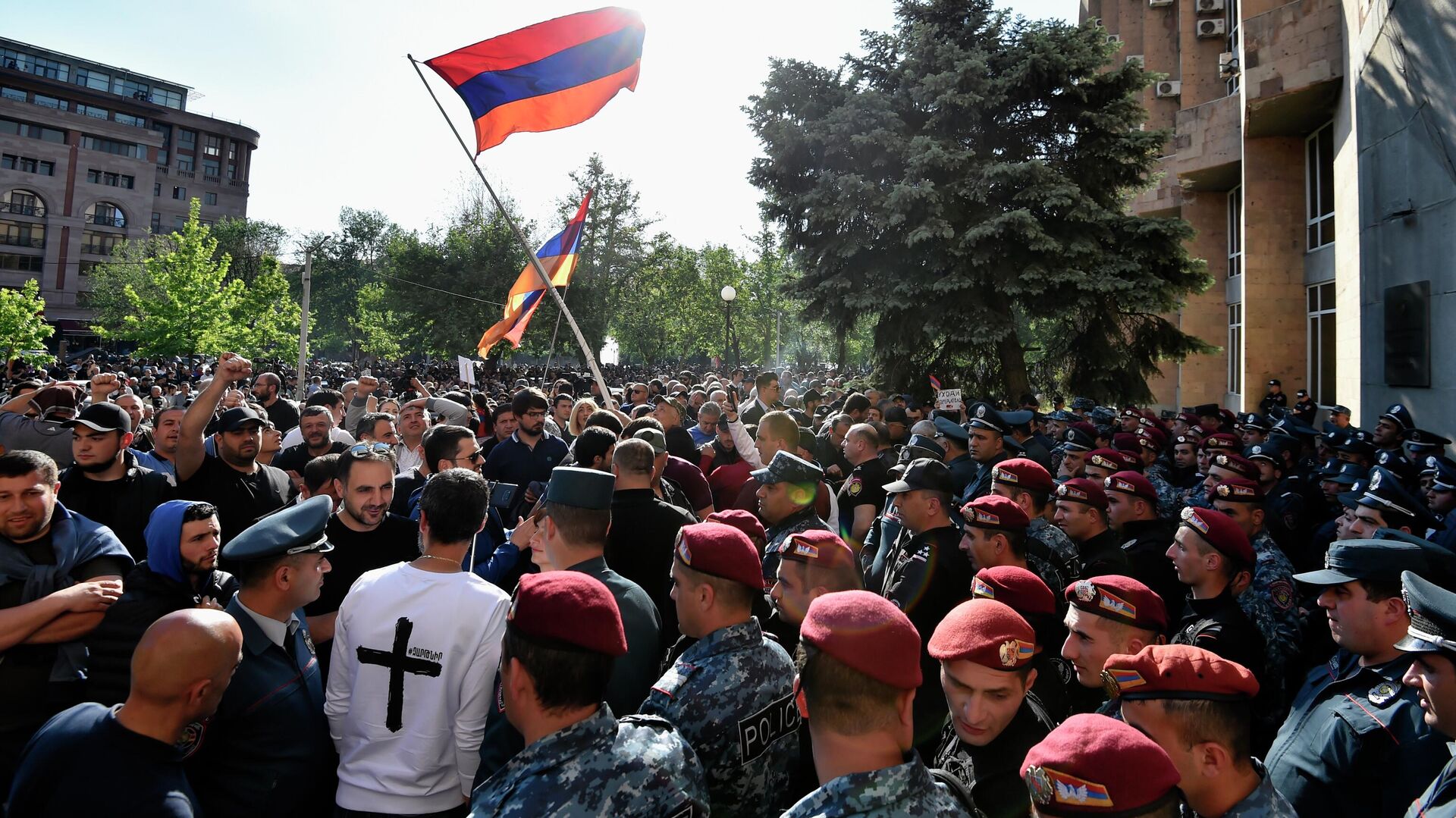 Сотрудники полиции и участники шествия сторонников армянской оппозиции в Ереване - РИА Новости, 1920, 20.05.2022