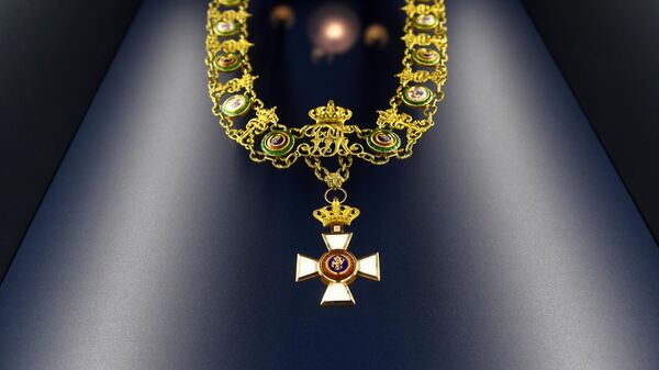 Знак ордена заслуг великого герцога Петра Фридриха Людвига на орденской цепи на выставке Драгоценные ордена из собрания Исторического музея в Москве