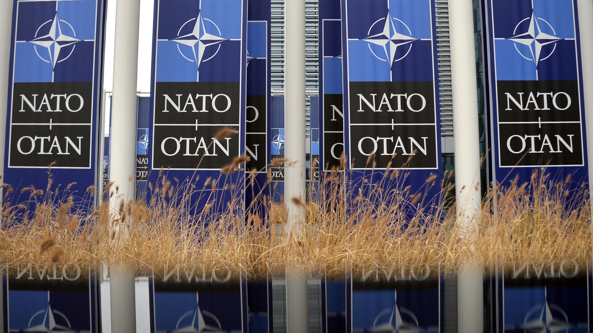 Баннеры с логотипом НАТО перед штаб-квартирой в Брюсселе - РИА Новости, 1920, 17.05.2022
