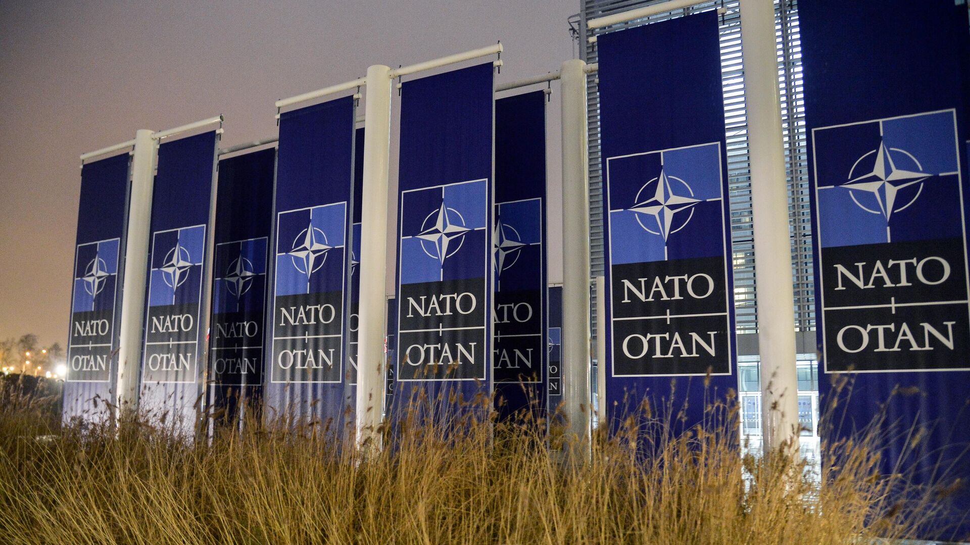 Баннеры с логотипом НАТО перед штаб-квартирой в Брюсселе - РИА Новости, 1920, 23.07.2022