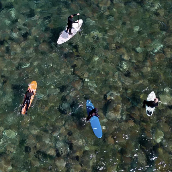 Серферы в бухте Ахлестышева на острове Русском