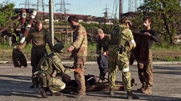 Украинские военные с Азовстали в Мариуполе сдаются в плен 