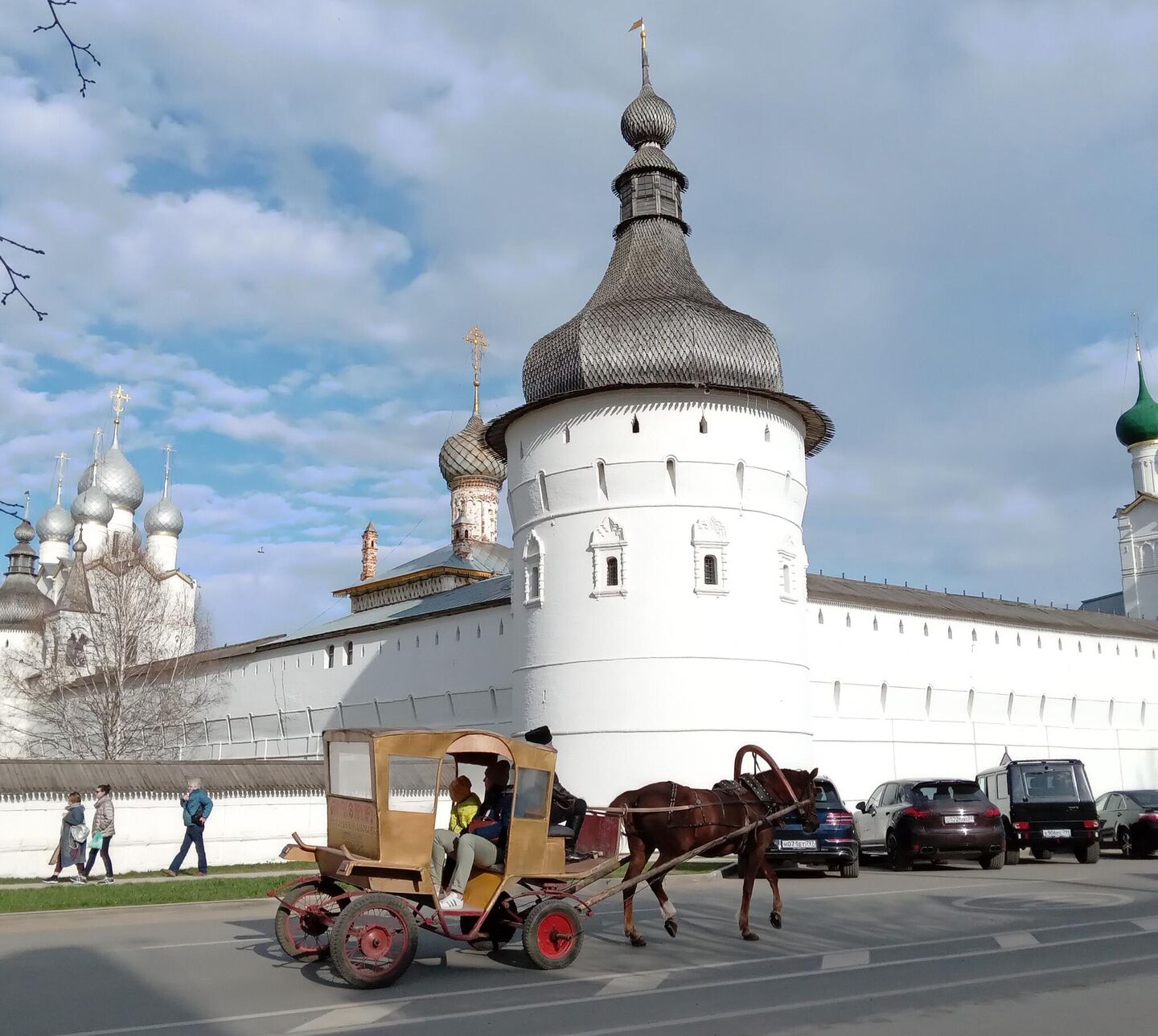 У стен Ростовского Кремля У стен Ростовского Кремля