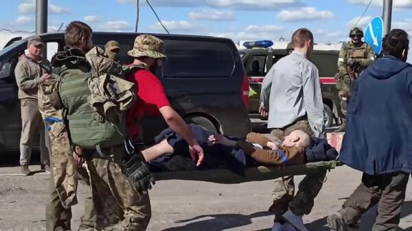 Украинские военные с Азовстали в Мариуполе, сдавшиеся в плен